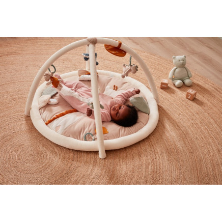 Tapis d’éveil avec arche de jeu Girafe Tiga NOUKIES Tiga, Stegi & Ops