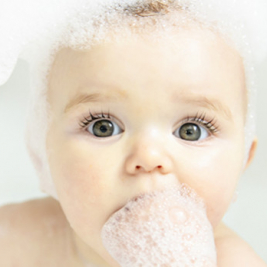 La toilette de bébé : 10 astuces pour des moments agréables et sûrs.