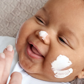 Gros plan sur la peau de bébé !